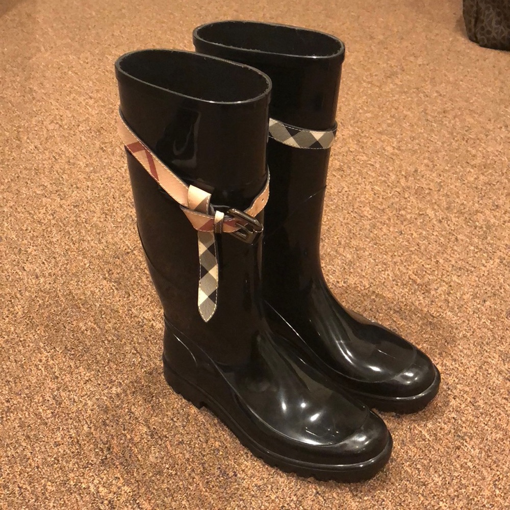 Burberry rainboots adjustable strap